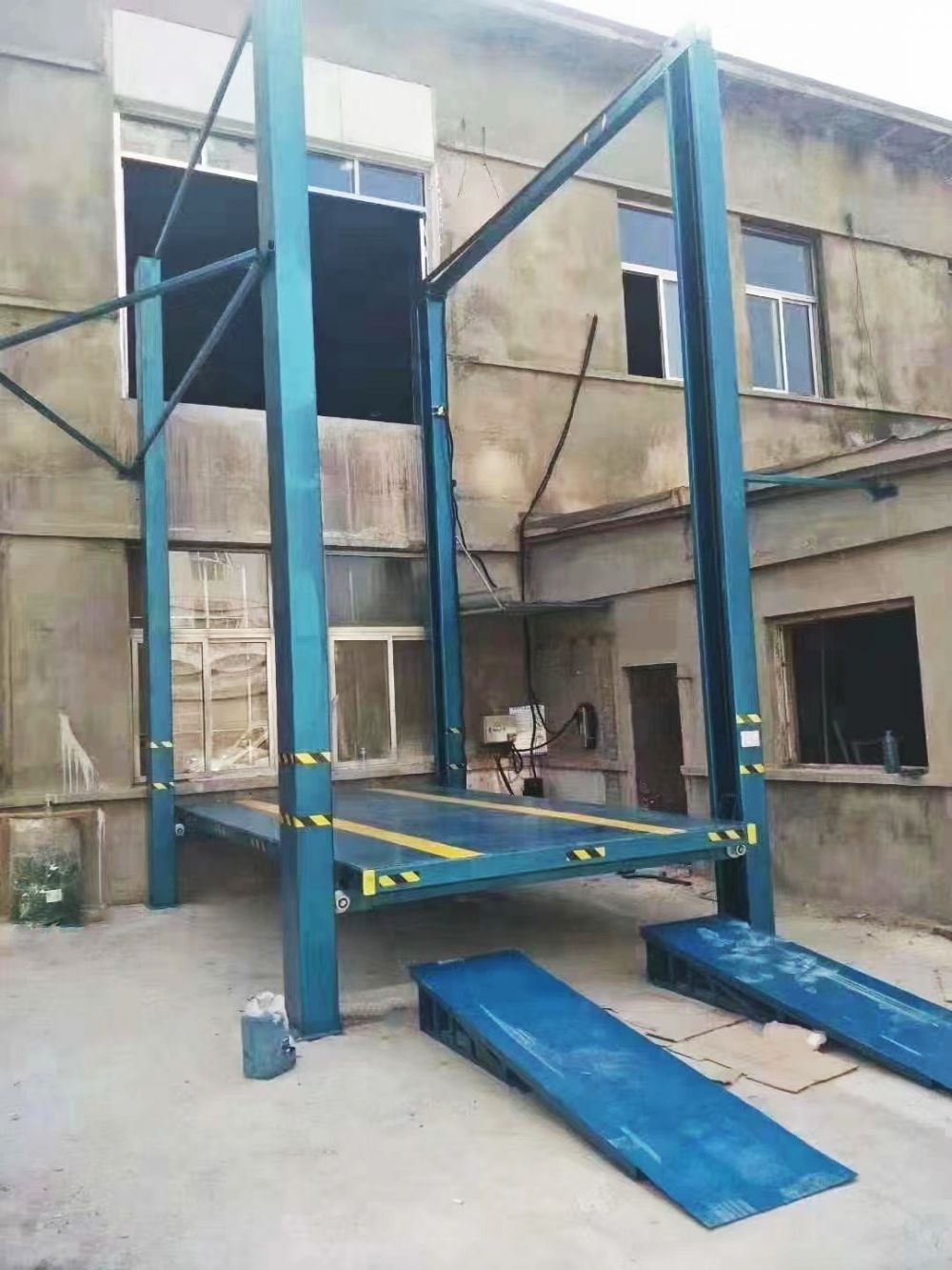 山東升降機(jī)廠家品牌、鏈條導(dǎo)軌式液壓升降機(jī)設(shè)計(jì)制造、安裝調(diào)試維修